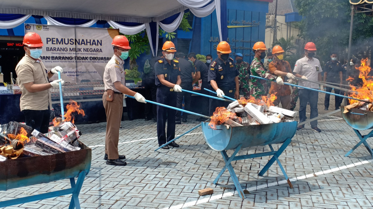 Bea Cukai Bandara Juanda Musnahkan Handphone Tak Bertuan Senilai 1,4 Miliar Rupiah
            - galeri foto