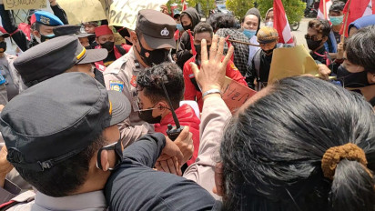 Unjuk Rasa Mahasiswa Evaluasi Kerja Bupati Indramayu Berlangsung Ricuh