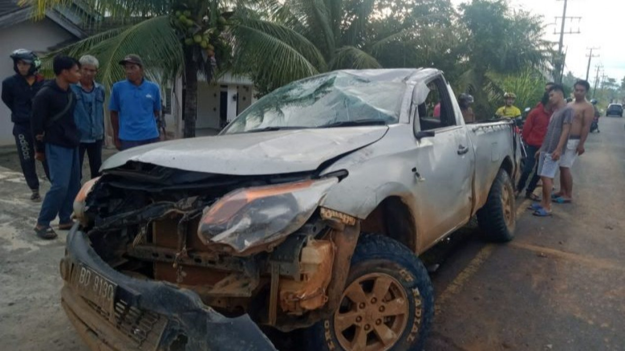 Mobil Pikap Angkut 13 Orang Alami Kecelakaan Tunggal, Sopir dan 1 Penumpang Tewas
            - galeri foto
