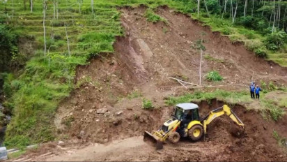 Buka Akses Jalan Tertutup Longsor, Pemkab Kulon Progo Kerahkan Alat Berat