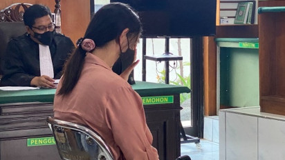 Istri Marahi Suami Dituntut 1 Tahun Penjara, Valencya Terisak Saat Bacakan Pledoi 'Habislah Gelap Terbitlah Kriminalisasi"