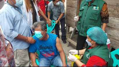 Takut Suntikan, Lansia Tutup Wajah Pakai Masker