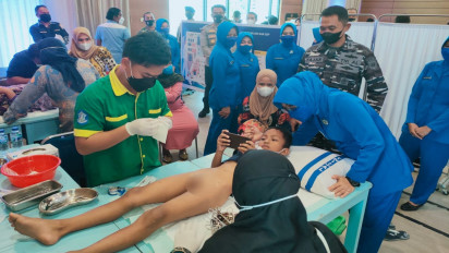 TNI AL Gelar Khitanan Massal Gratis Untuk Masyarakat Maritim di Pulau Terluar Yang Kurang Mampu