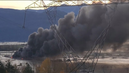 100 Kendaraan yang Terparkir di Abbotsford British Columbia Kanada Terbakar