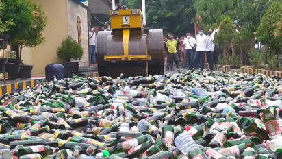 Polisi Musnahkan Ribuan Botol Miras Ilegal Jelang Pemilihan Kepala Desa Serentak di Kabupaten Cirebon
