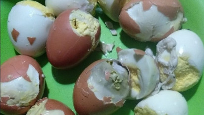 Warga Miskin Di Jeneponto Dapat Telur Busuk