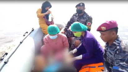 Dramatis, Ibu Hamil Korban Banjir Bandang Pontianak Melahirkan di Atas Perahu Karet TNI AL