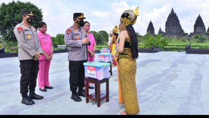 Kapolri Serahkan Bantuan Untuk Pekerja Seni Terdampak Covid-19 di Yogyakarta