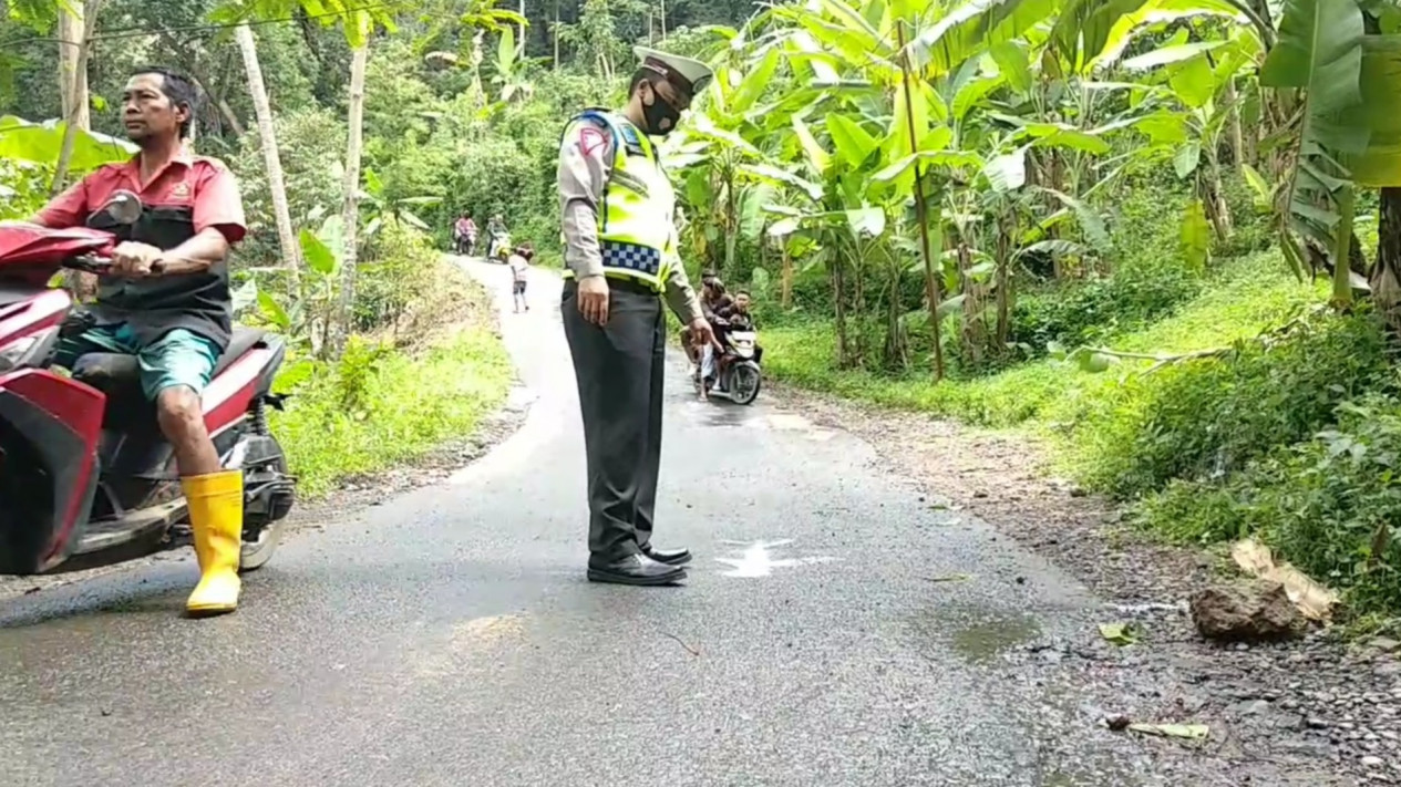 Truk Pengangkut Batu Terjun ke Jurang di Kuningan Jawa Barat, Kernet Tewas Ditempat
            - galeri foto