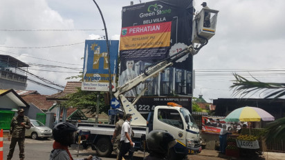 Satpol PP Kota Batu Segel Puluhan Papan Reklame Ilegal