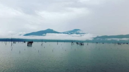 Pemuda-Pemudi di Jambi Sulap Tempat Sampah di Danau Kerinci Menjadi Pantai Pasir Panjang yang Putih dan Cantik
