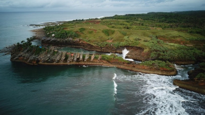 Karang Bolong Sukabumi, Pantai yang Setelah Ditinggalkan Penambang Pasir Hitam jadi Tempat Wisata Keren Banget