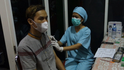 Jemput Bola, Tenaga Medis Blusukan ke Pasar Tradisional Suntikkan Vaksin Ke Pedagang