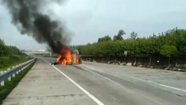 Pecah Ban, Truk Pengangkut Tiner Terguling dan Terbakar di Tol Madiun