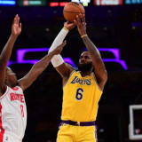 King James Berlabuh di Philadelphia 76ers, Menolak Pensiun