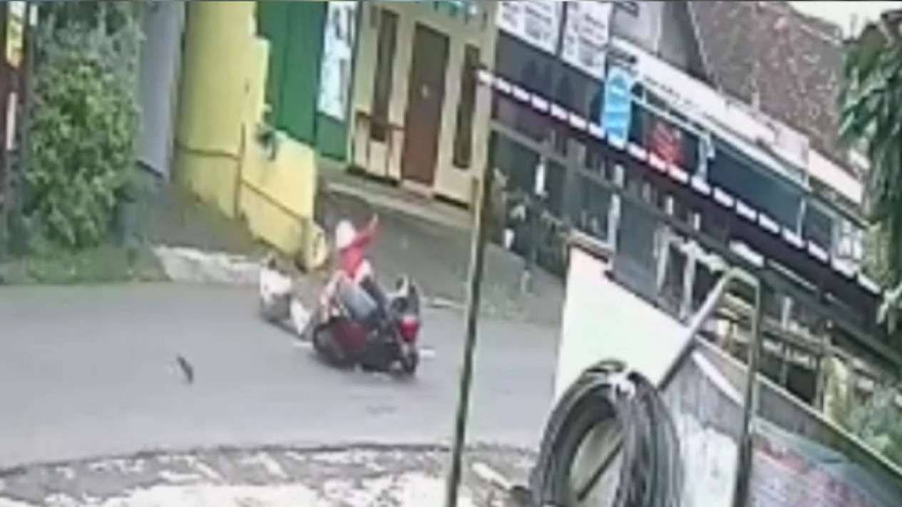 Seorang Pengendara Motor Tabrak Pejalan Kaki Terekam Kamera CCTV
            - galeri foto