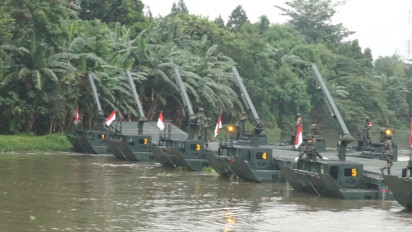 Yonzipur 10 Gelar Latihan Kendaraan Tempur M3 Amphibious Pontoon Di Anak Sungai Brantas