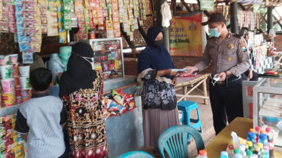 Waspada Demam Berdarah, Bhabinkamtibmas di Gresik Ingatkan Warga Jaga Kebersihan Lingkungan