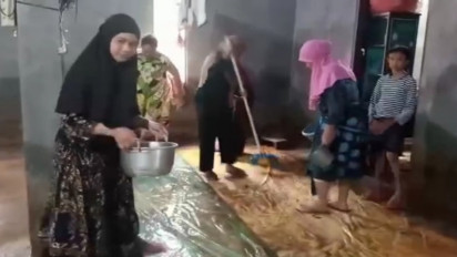 Banjir Kotim Sudah Surut, Warga Mulai Membersihkan Rumah Mereka Yang Sempat Terendam