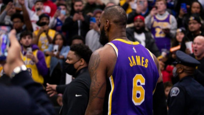 LeBron James Diusir Gara-gara Sikut Pemain Detroit Pistons Hingga Berdarah