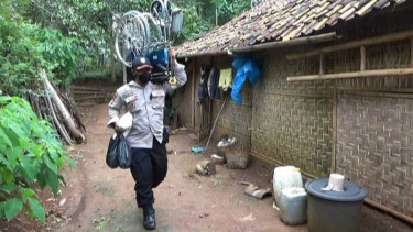 Berjiwa Sosial Tinggi, Bripka Latip Utomo Relakan Gajinya Bantu Warga Tak Mampu