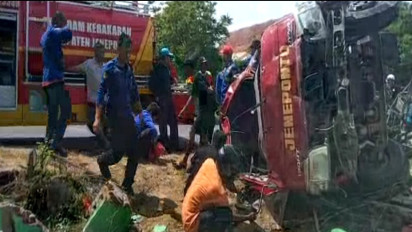 Hindari Nabrak Sepeda Motor, Mobil Damkar Jeneponto Malah Ringsek Tabrak Pagar Rumah Warga, 2 Petugas Damkar Terluka