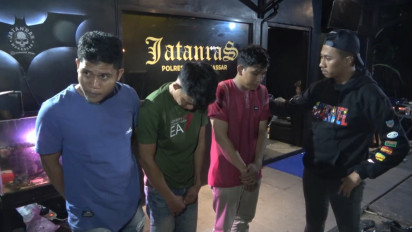 Tiga Pria Jual Mobil Lewat Sosmed Pakai Foto Polwan Cantik, Akhirnya Dibekuk Polisi.