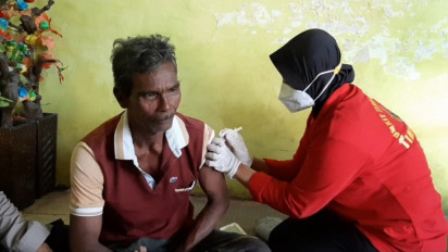 Banyak Lansia Tolak Divaksin, Tim Kesehatan Kodam V Brawijaya Blusukan ke Rumah Warga