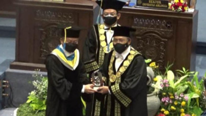 Mantan Menteri Perhubungan, Ignasius Jonan Dianugerahi Gelar Doktor Honoris Causa oleh Universitas Airlangga