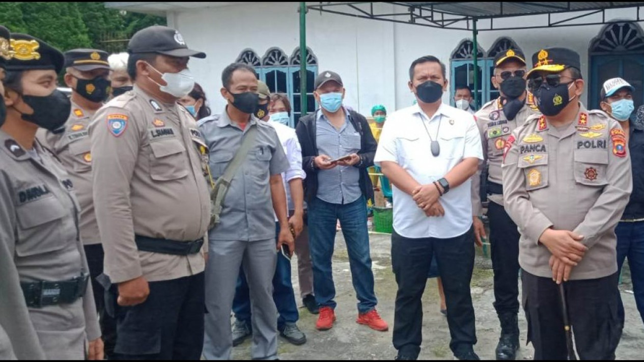Tinjau Pilkades Serentak di Taput, Kapolda Sumut: Jangan Berantam Ya Lae!
            - galeri foto