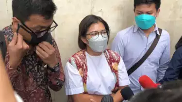 Koordinator KontraS Fatia Maulidiyanti (tengah) penuhi panggilan penyidik Polda Metro Jaya Selasa (23/11).