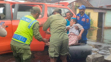 Banjir Rendam Kota Pekalongan, Petugas Evakuasi Warga ke Lokasi Pengungsian