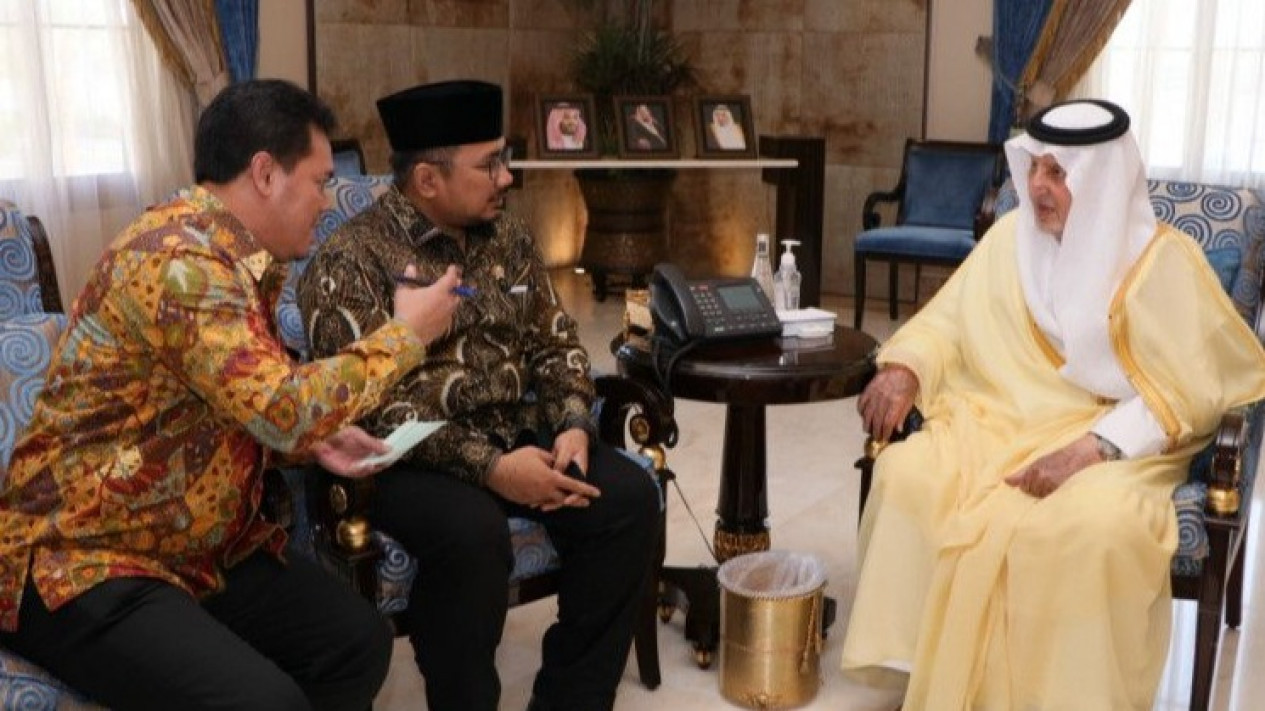 Pakai Penerjemah Saat Lobby Umrah, Menag Yaqut Jadi Trending
            - galeri foto