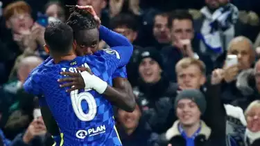 Bek Chelsea Trevoh Chalobah (kanan) melakukan selebrasi bersama Thiago Silva