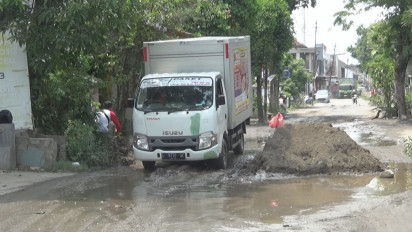 Pedagang Merugi Akibat Jalan Rusak Dampak Proyek Jembatan Ploso