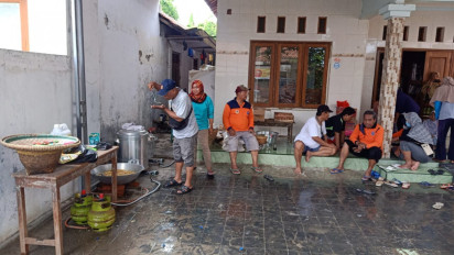 Bantu Sesama Korban Banjir di Kota Tegal, Warga Buka Dapur Umum