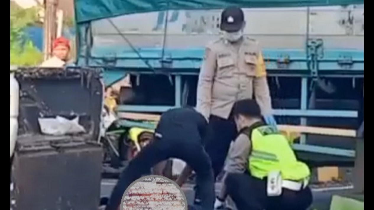 Nahas, Terobos Lampu Merah Pengendara Motor Tewas Ditabrak Mobil
            - galeri foto