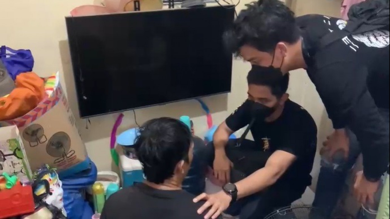 Ini Foto-Foto Penangkapan Ojol yang Bawa Lari Macbook Pro Rp67,4 Juta
            - galeri foto