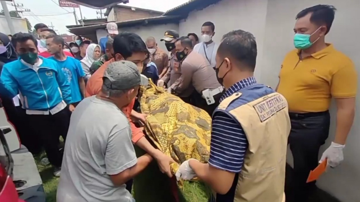 Tragis! Ibu Ditemukan Tewas dan Anak Bersimbah Darah di Gresik, Pelaku Melarikan Diri
            - galeri foto