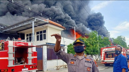 Pabrik Palet Plastik di Sidoarjo Ludes Terbakar