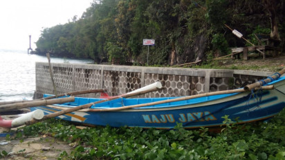 Perahu Terbalik Akibat Dihantam Gelombang, Tim SAR Evakuasi Tiga Orang Nelayan