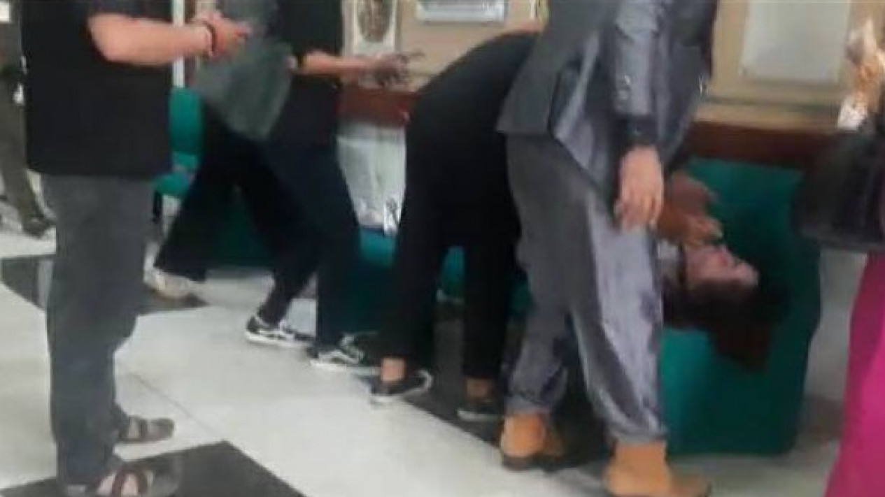 Usai Minta Maaf, Anggiat Pasaribu Jatuh Pingsan di Polres Bandara Soetta
            - galeri foto