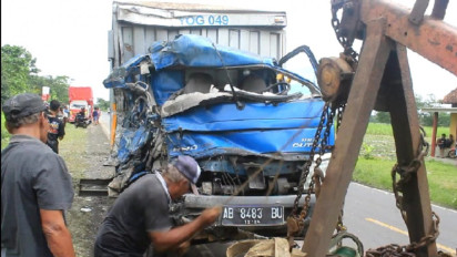 Truk Ekspedisi dan Mobil Boks "Adu Banteng" di Jalur Deandels Purworejo
