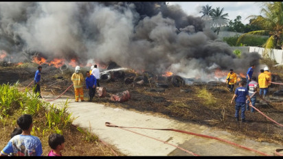 Sampah Gudang Penyimpanan Ban Bekas di Kompleks Penyimpanan Sawit Hangus Terbakar