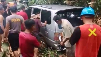 Mobil Terseret Arus Banjir, Pasutri Tewas Tenggelam