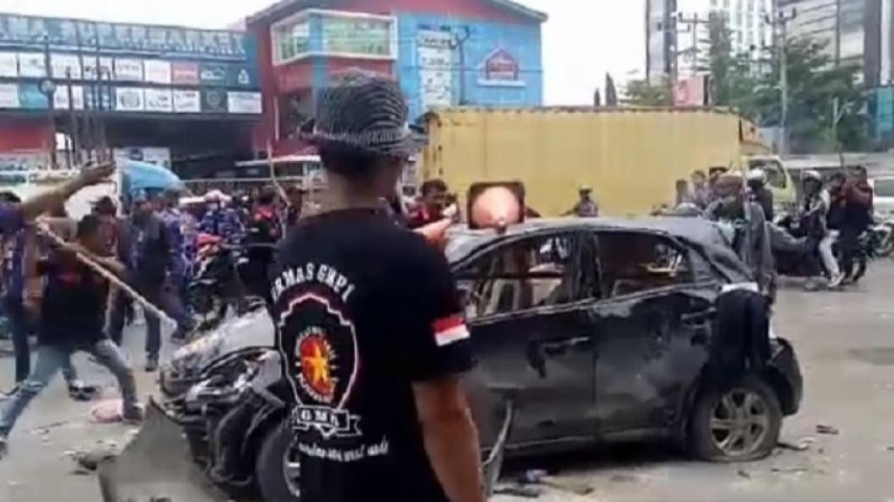 Satu Orang Meninggal Dunia Akibat Bentrokan Ormas di Karawang
            - galeri foto