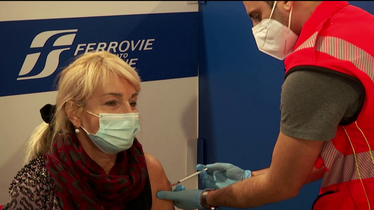 Warga Italia Serbu Pusat Vaksinasi Untuk Dapatkan Vaksin Covid-19 Dosis Ketiga
            - galeri foto