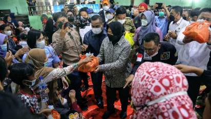 Mensos Risma Berikan Bantuan untuk Korban Banjir di Palangkaraya