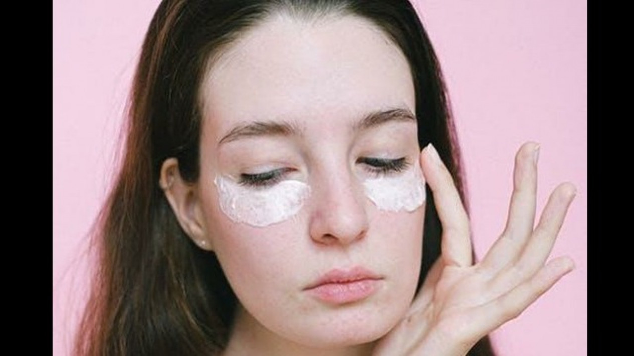 Manfaat Eye Cream beserta Cara Menggunakannya yang Tepat
            - galeri foto