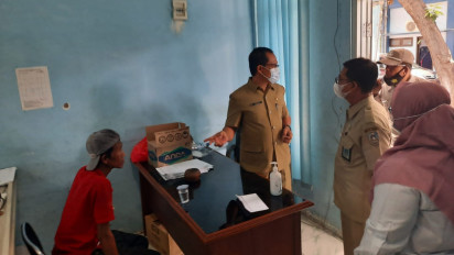 ODGJ Lempar Kaca Mobil di Jalan dengan Batu, Pelaku Babak Belur Dipukuli Warga